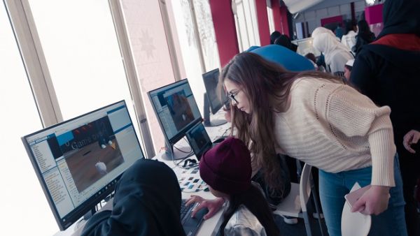 يُعد تطبيق "أليس الشرق الأوسط" منصة تعليمية تفاعلية، تُساعد الأطفال على تعلّم أساسيات البرمجة. يُعد تطبيق "أليس الشرق الأوسط" منصة تعليمية تفاعلية، تُساعد الأطفال على تعلّم أساسيات البرمجة.