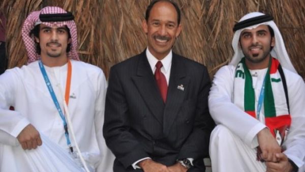 سعادة السفير الأمريكي مايكل كوربين مع الطلاب خلال الحفل سعادة السفير الأمريكي مايكل كوربين مع الطلاب خلال الحفل