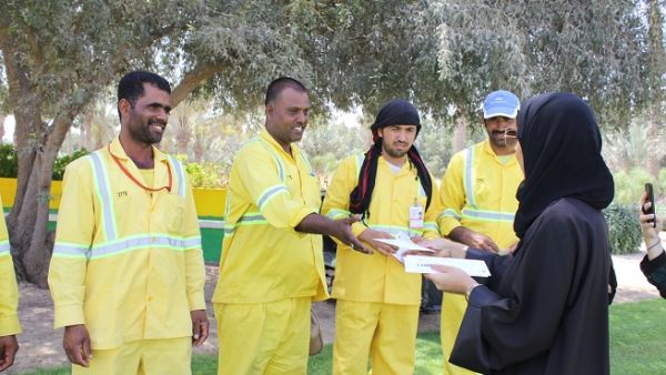 Officials distributed shopping vouchers to the employees and were received with feelings of appreciation and happiness.