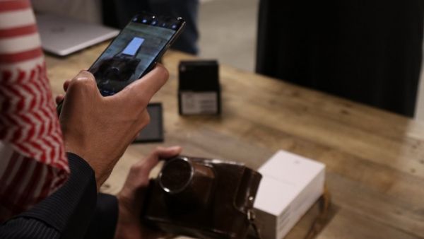 The “HUAWEI Mate 20 Pro” uses a slew of features that artificially enhance film and allows users to capture videos based on better frames and colors. 