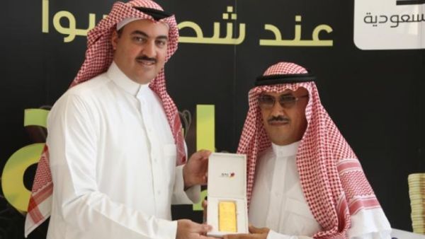 عبدالعزيز شرف من الخبر يتسلم 1 كيلو ذهب من الاتصالات السعودية