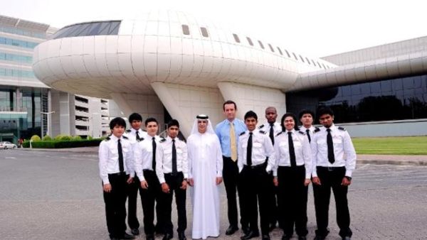 الدكتور أحمد العلي، مدير كلية الإمارات للطيران، يتوسط الدفعة الأولى من طلبة برنامج EASA للحصول على رخصة طيار تجاري