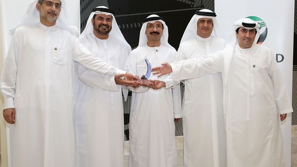 سعادة سلطان أحمد بن سليّم رئيس مجلس إدارة موانئ دبي العالمية، وسعادة جمال ماجد بن ثنية نائب رئيس مجلس الإدارة، ومحمد شرف المدير التنفيذي للمجموعة، ومحمد المعلم نائب الرئيس الأول ومدير عام إقليم الإمارات، ومحمد علي أحمد المدير التنفيذي للعمليات في الإمارات، يحملون الجائزة