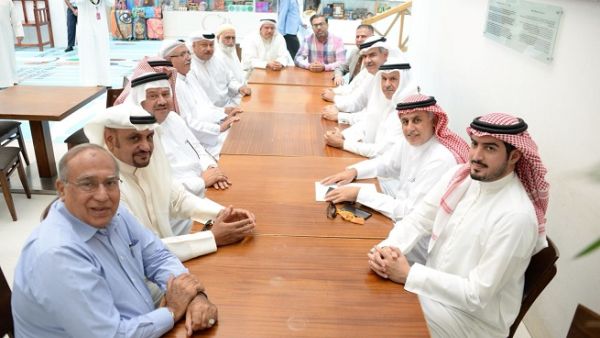 في معرض لقائه مع عدد من تجار السوق، أكد سعادة الوزير على إستمرارية مشروع تطوير سوق المنامة القديم. في معرض لقائه مع عدد من تجار السوق، أكد سعادة الوزير على إستمرارية مشروع تطوير سوق المنامة القديم.