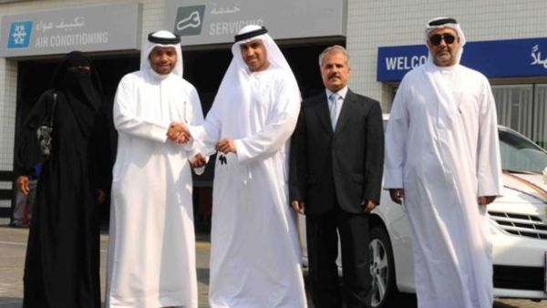 Dr. Rahma bin Mohamed Al Shamsi, Retail Sales Manager at Emarat, hands over the key to the winner’s representative 