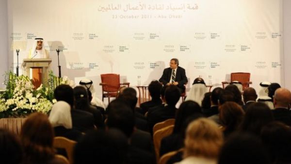 الشيخ نهيان بن مبارك آل نهيان وزير التعليم العالي والبحث العلمي، وديباك سي جين عميد إنسياد