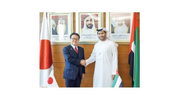 الهاجري وسيكو يتصافحان خلال اللقاء الهاجري وسيكو يتصافحان خلال اللقاء