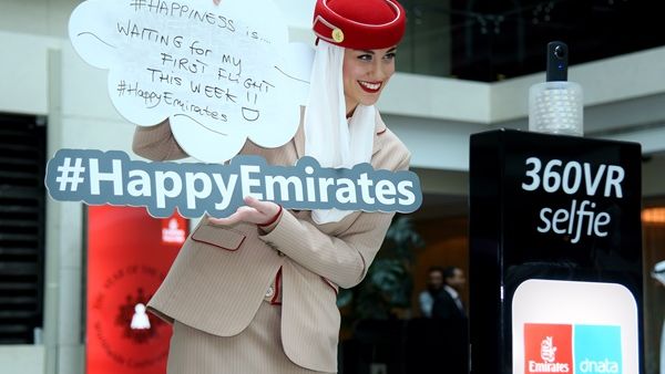موظفو مجموعة الإمارات يشاركون في فعالية "الصورة 360 درجة" احتفالاً بيوم السعادة العالمي حيث قاموا بتحميلها على تطبيق إنستغرام