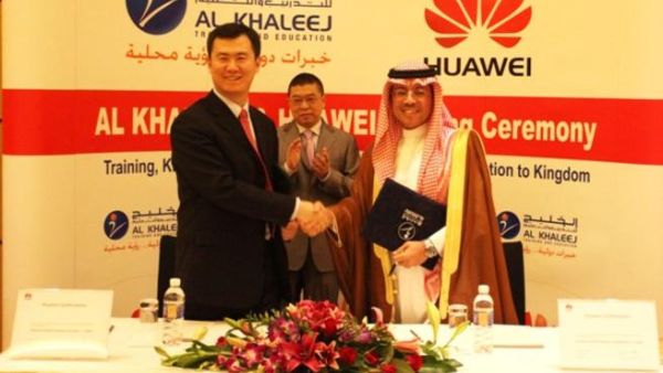 Alwaleed aldrayaan, CEO, Al Khaleej and Sheng Kai, CEO, Huawei Tech. Investment Saudi Arabia, during the signing