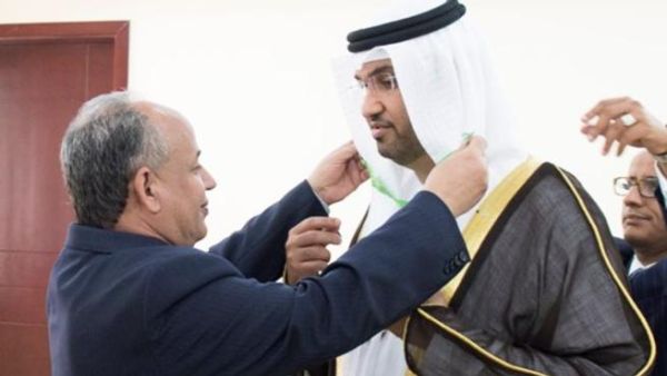 دولة مولاي ولد محمد الأغظف، رئيس الوزراء الموريتاني، يقلد معالي الدكتور سلطان أحمد الجابر، الرئيس التنفيذي لـ مصدر وسام الاستحقاق الوطني الموريتاني برتبة كوماندور دولة مولاي ولد محمد الأغظف، رئيس الوزراء الموريتاني، يقلد معالي الدكتور سلطان أحمد الجابر، الرئيس التنفيذي لـ مصدر وسام الاستحقاق الوطني الموريتاني برتبة كوماندور