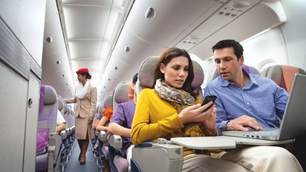 يمكن للمسافرين على رحلات طيران الإمارات البقاء على تواصل واستخدام الإنترنت اللاسلكي مجاناً أو برسوم رمزية على أكثر من نصف طائرات الأسطول