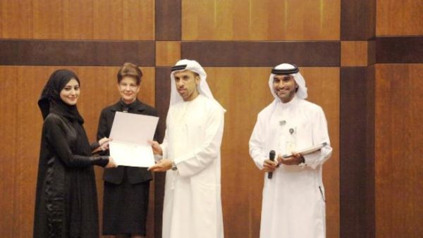 إحدى الطالبات المكرمات تستلّم جائزتها إحدى الطالبات المكرمات تستلّم جائزتها
