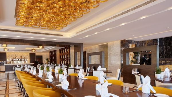 يوفر مطعم ذا دايننغ روم الفريد مجموعة متنوعة من أشهى المأكولات والمشروبات الهندية في أجواء مميزة وديكور تقليدي مميز.