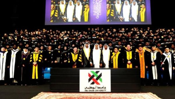 الشيخ حمدان بن زايد مع الخريجين الشيخ حمدان بن زايد مع الخريجين