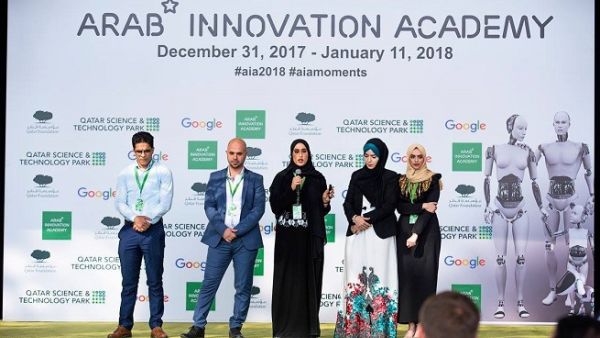 صورة جماعية لإحدى الفرق الفائزة في النسخة الأولى من مبادرة "الأكاديمية العربية للابتكار" أثناء عرض فكرة شركتهم الناشئة. صورة جماعية لإحدى الفرق الفائزة في النسخة الأولى من مبادرة "الأكاديمية العربية للابتكار" أثناء عرض فكرة شركتهم الناشئة.