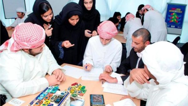 طلاب يشاركون في جلسة تقييم خلال برنامج صيف أشباه الموصلات الذي تنظمه آتيك وتشارك فيه مصدر بفعاليات رئيسية لنشر الوعي حول الطاقة البديلة