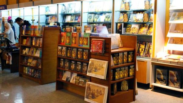 مكتبة دار نشر الجامعة الأمريكية بالقاهرة بالمتحف المصري.