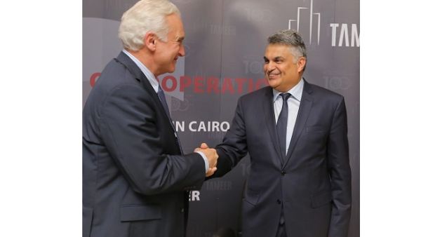 فرانسيس ريتشياردوني رئيس الجامعة وسعد الوزان رئيس شركة تعمير.