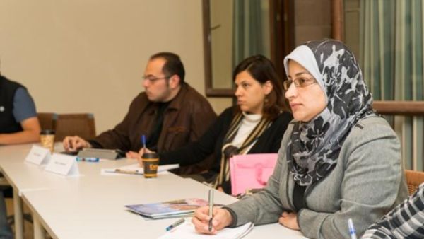 طالبة خريجة من الجامعة الأمريكية بالقاهرة