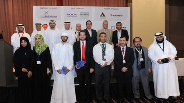 الطلبة الفائزون بالمراكز الأربعة الأولى ومشرفيهم مع ممثلي الرعاة والمنظمون