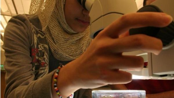 باحثة في المختبر