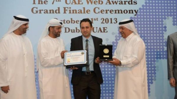 Abdulla Mahmood receiving the UAE Web Awards