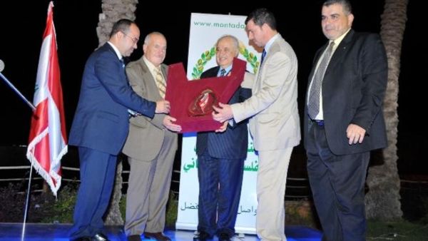 طلال أبو غزالة يستلم درعاً تقديرياً من طارق عكاوي وأعضاء المنتدى