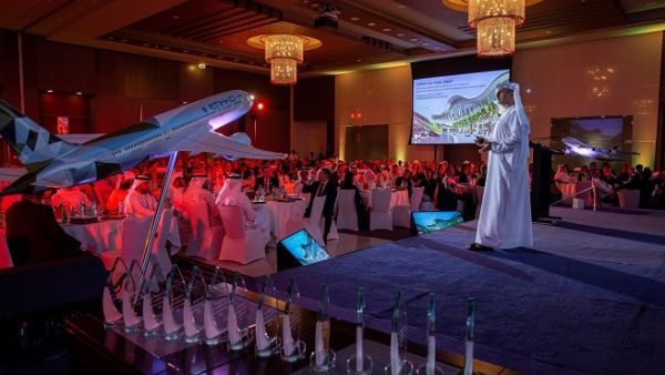 عادل الملا، نائب الرئيس لشؤون إدارة المشتريات والتوريد في مجموعة الاتحاد للطيران، خلال عرضه التقديمي أثناء ندوة "معاً من أجل مستقبل مستدام". عادل الملا، نائب الرئيس لشؤون إدارة المشتريات والتوريد في مجموعة الاتحاد للطيران، خلال عرضه التقديمي أثناء ندوة "معاً من أجل مستقبل مستدام".