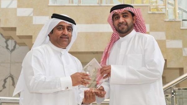 أحمد بن علي لحظة استلام الشهادة أحمد بن علي لحظة استلام الشهادة