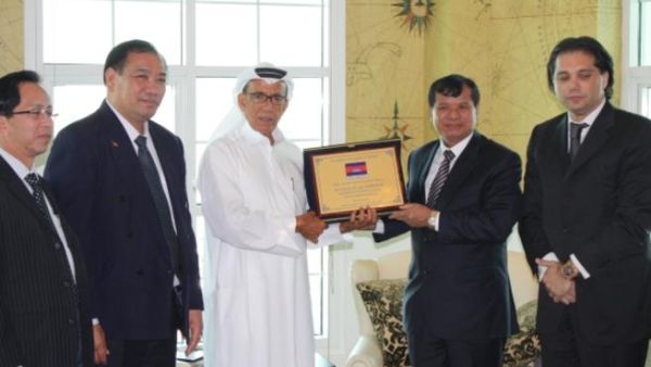 Dr. Khon presenting Mr. Al Habtoor with a plaque to commemorate the meeting