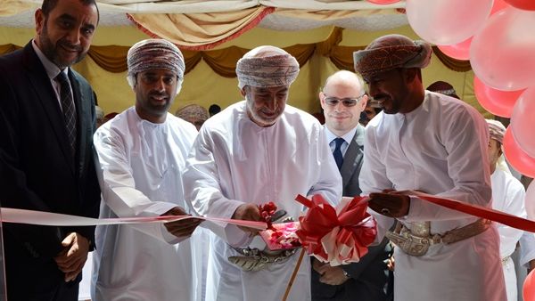 تم افتتاح صالة الامتياز الجديدة تحت رعاية سعادة الشيخ سعود بن بدر البرواني، والي الكامل والوافي، وفي حضور لفيفٍ من أعضاء المجتمع المحلي وعائلة Ooredoo. 