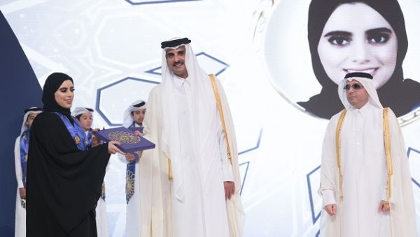 الخريجون الثلاثة تخرجوا من جامعة كارنيجي ميلون في قطر خلال عام 2017.