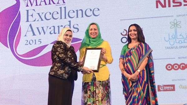 آمال بنت حسين اللواتية الرئيسة التنفيذية لقسم تجربة العملاء في Ooredoo تستلم الجائزة