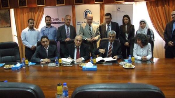 خلال توقيع الإتفاقية خلال توقيع الإتفاقية