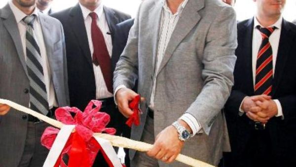 Anan Fakhreddin, Damas CEO, cutting the ribbon