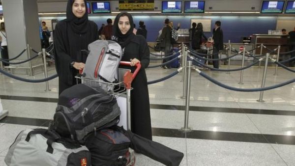 مغادرة الطالبتين ريم الجنيبي وميثاء الكعبي
