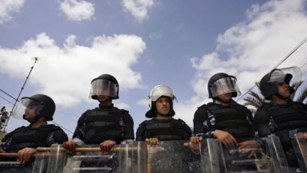 يرى محللون أنه ربما يكون من الأفضل تأجيل تقديم المساعدات المالية لمصر وتونس إلى حين الانتهاء من الانتخابات وتشكيل الحكومتين المنتخبتين