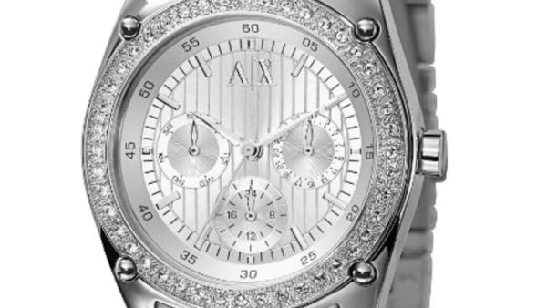 ساعة من Armani