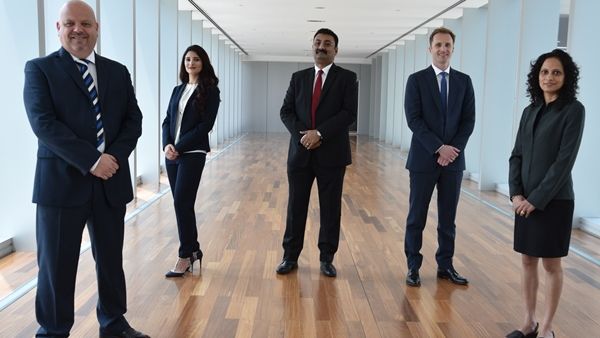 ديريك ماغوير من قسم خدمات المعاملات، وميرنا يونس من قسم إدارة الأصول، وأجيث ماثيو من قسم تكنولوجيا المعلومات، وروس كيمب من قسم التقييم والاستشارات في مكتب أبوظبي، وشيلبا غوروسوامي من قسم إدارة المبيعات. ديريك ماغوير من قسم خدمات المعاملات، وميرنا يونس من قسم إدارة الأصول، وأجيث ماثيو من قسم تكنولوجيا المعلومات، وروس كيمب من قسم التقييم والاستشارات في مكتب أبوظبي، وشيلبا غوروسوامي من قسم إدارة المبيعات.