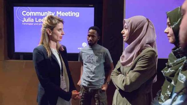 المصورة والمخرجة جوليا ليب خلال اللقاء. المصورة والمخرجة جوليا ليب خلال اللقاء.