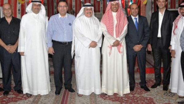 جمال الهزيم الرئيس التنفيذي لبي ام اي بنك مع الموضفين