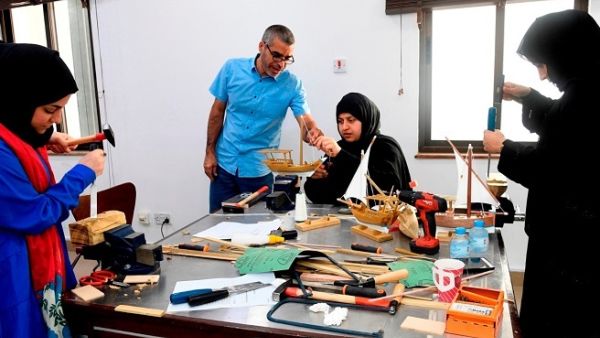 سعت هذه الدورة التدريب على حرفة بناء نماذج السفن الخشبية التراثية البحرينية، والتعريف بأجزاء السفينة وأنواع السفن واستخداماتها المختلفة.