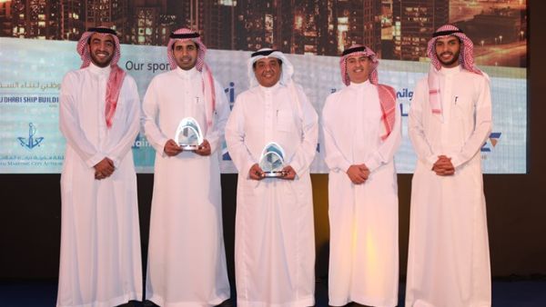 تسلم الجوائز الثلاث نيابة عن شركة البحري الأستاذ عبدالكريم العبدالكريم مدير أول لتأجير السفن في قطاع البحري للنفط والأستاذ المهند الشثري مدير العلاقات العامة في البحري. تسلم الجوائز الثلاث نيابة عن شركة البحري الأستاذ عبدالكريم العبدالكريم مدير أول لتأجير السفن في قطاع البحري للنفط والأستاذ المهند الشثري مدير العلاقات العامة في البحري.