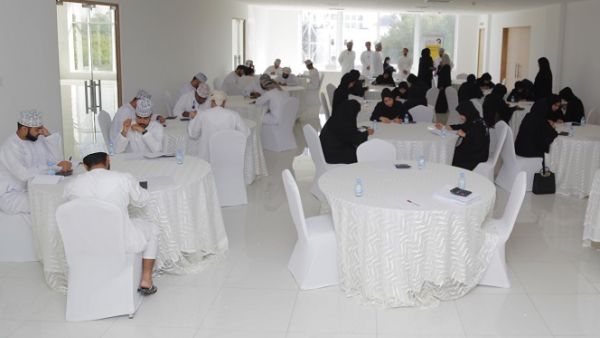 خلال زيارة مجموعة من الخريجين العُمانيين في بنك نزوى.