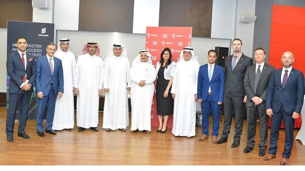 سعادة المهندس كمال بن أحمد محمد وزير المواصلات والاتصالات، رئيس مجلس إدارة بتلكو الشيخ محمد بن خليفة آل خليفة ومسئولون من شركة بتلكو، الحكومة الإلكترونية وإريكسون. سعادة المهندس كمال بن أحمد محمد وزير المواصلات والاتصالات، رئيس مجلس إدارة بتلكو الشيخ محمد بن خليفة آل خليفة ومسئولون من شركة بتلكو، الحكومة الإلكترونية وإريكسون.