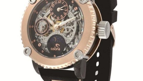 Colias watch, a stainless steel case with rose gold bezel and a prominent crown Colias watch, a stainless steel case with rose gold bezel and a prominent crown