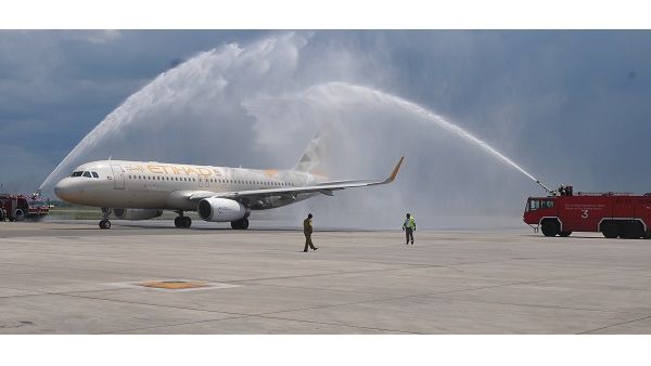 رحلة الاتحاد للطيران الافتتاحية إلى تنزانيا تُستقبل بتحية رشاشات المياه بعد وصول أرض مطار يوليوم نيريري الدولي في دار السلام