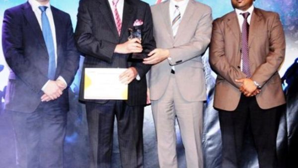 Canon&#039;s Best Channel Partner Award received by Mirza of Earth Gate Trading FZCO