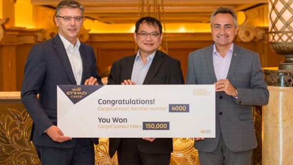 Kerry Logistics’ Sammy Mak receives 150,000 CargoConnect miles from Etihad Cargo’s Manager Sales Andrew Baartscheer and Head of Cargo Sales Roberto Casabianca Kerry Logistics’ Sammy Mak receives 150,000 CargoConnect miles from Etihad Cargo’s Manager Sales Andrew Baartscheer and Head of Cargo Sales Roberto Casabianca