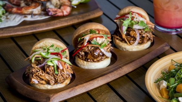 Complimenting the fragrant shisha is Grill@25’s delectable menu featuring the city’s finest and freshest salads, burgers and mini-bites. 